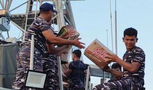TelstraNews-TNI-bantu-angkut-bantuan-untuk-korban-gempa-NTT
