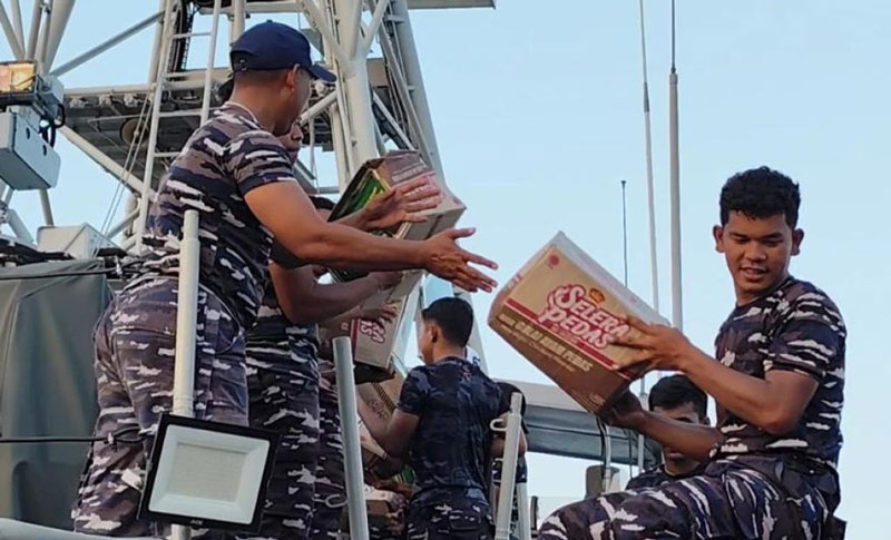 TelstraNews-TNI-bantu-angkut-bantuan-untuk-korban-gempa-NTT