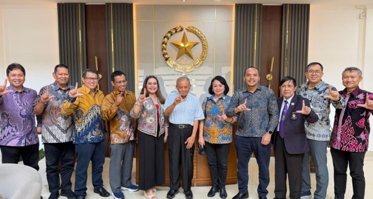 Ketua Umum IKAL Prof. Ir. Purnomo Yusgiantoro, M.Sc., M.A., Ph.D., IPU bersama Pengurus P2NK IKAL Komisariat IA-ITB di Jakarta, Rabu (3/9/2026). Foto: TelstraNews/Red