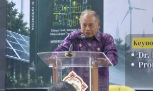 Ketua Umum IKAL Prof. Dr. Ir. Purnomo Yusgiantoro, M.Sc., M.A., Ph.D., IPU saat memberi kata pengantar pada peluncuran buku "Transisi Energi di Indonesia" yang berlangsung di Universitas Sahid, Jakarta, Jumat (4/9/2026). Foto: TelstraNews/Red Ketua Umum IKAL Prof. Dr. Ir. Purnomo Yusgiantoro, M.Sc., M.A., Ph.D., IPU saat memberi kata pengantar pada peluncuran buku "Transisi Energi di Indonesia" yang berlangsung di Universitas Sahid, Jakarta, Jumat (4/9/2026). Foto: TelstraNews/Red