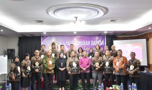 Ketua Terpilih DPD IKAL Provinsi Riau, Eka Putra (depan/empat dari kanan) bersama para peserta Munas DPD IKAL Prov Riau di Pekanbaru, Sabtu (5/9/2026). Foto TelstraNews.com/DPD Ikal Riau