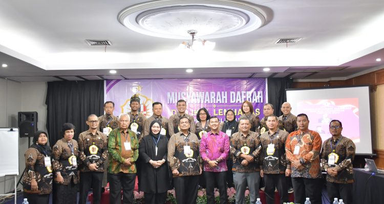 Ketua Terpilih DPD IKAL Provinsi Riau, Eka Putra (depan/empat dari kanan) bersama para peserta Munas DPD IKAL Prov Riau di Pekanbaru, Sabtu (5/9/2026). Foto TelstraNews.com/DPD Ikal Riau