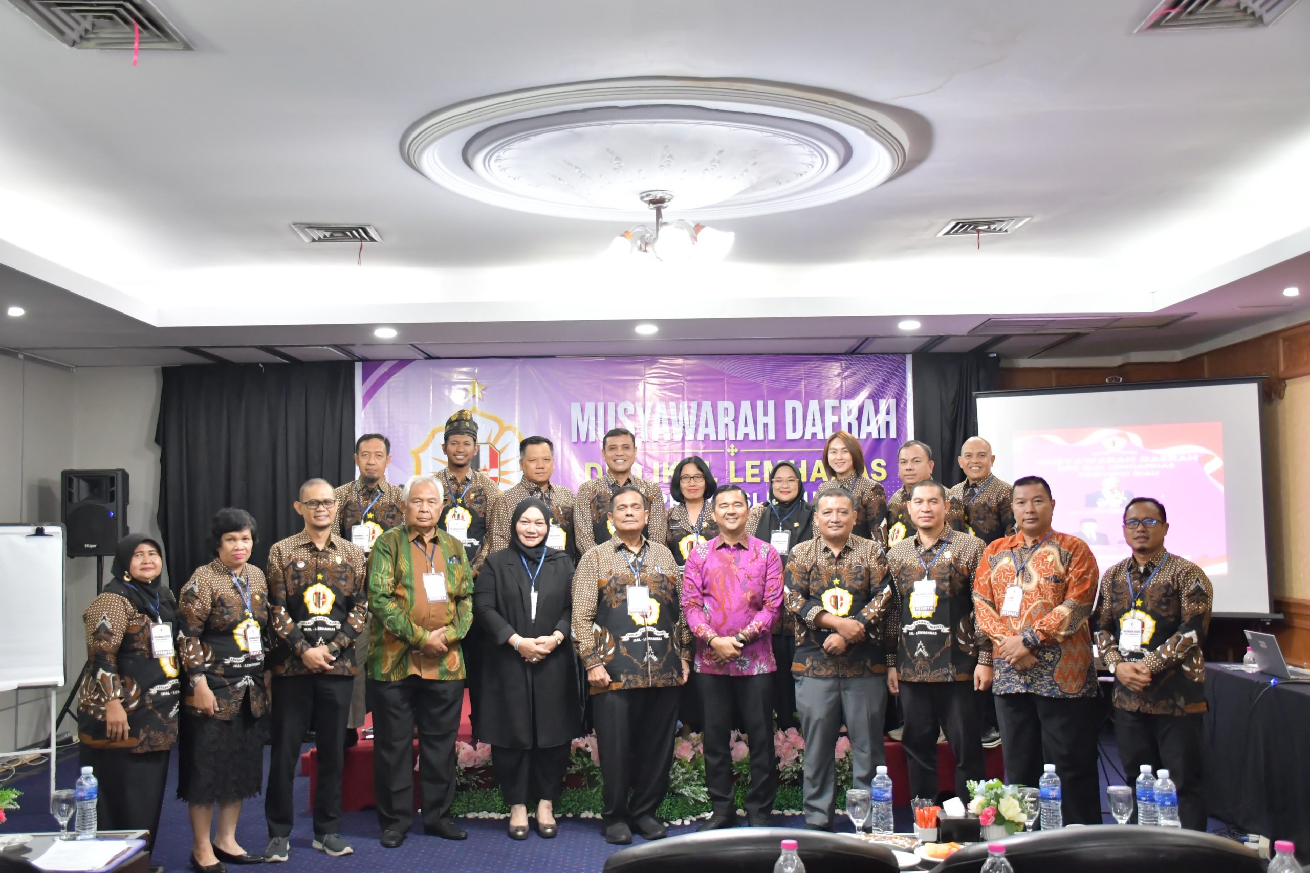 Ketua Terpilih DPD IKAL Provinsi Riau, Eka Putra (depan/empat dari kanan) bersama para peserta Munas DPD IKAL Prov Riau di Pekanbaru, Sabtu (5/9/2026). Foto TelstraNews.com/DPD Ikal Riau
