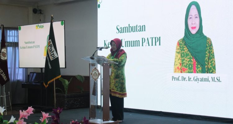 Ketua Umum PATPI periode 2022-2026 Prof. Giyatmi memberi kata sambutan pada Kongres PATPI 2026. Sumber foto: TelstraNews.com/PR