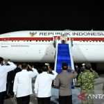 Presiden Prabowo Subianto memberikan salam hormat kepada jajaran menteri yang melepas keberangkatan dirinya ke Vladivostok, Rusia, di Pangkalan Udara TNI AU (Lanud) Halim Perdanakusuma, Jakarta, Selasa (1/9/2026). TelstraNews/Antara