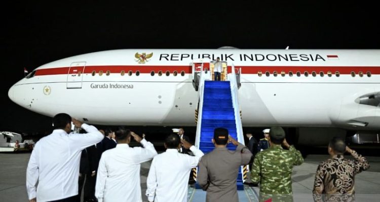 Presiden Prabowo Subianto memberikan salam hormat kepada jajaran menteri yang melepas keberangkatan dirinya ke Vladivostok, Rusia, di Pangkalan Udara TNI AU (Lanud) Halim Perdanakusuma, Jakarta, Selasa (1/9/2026). TelstraNews/Antara