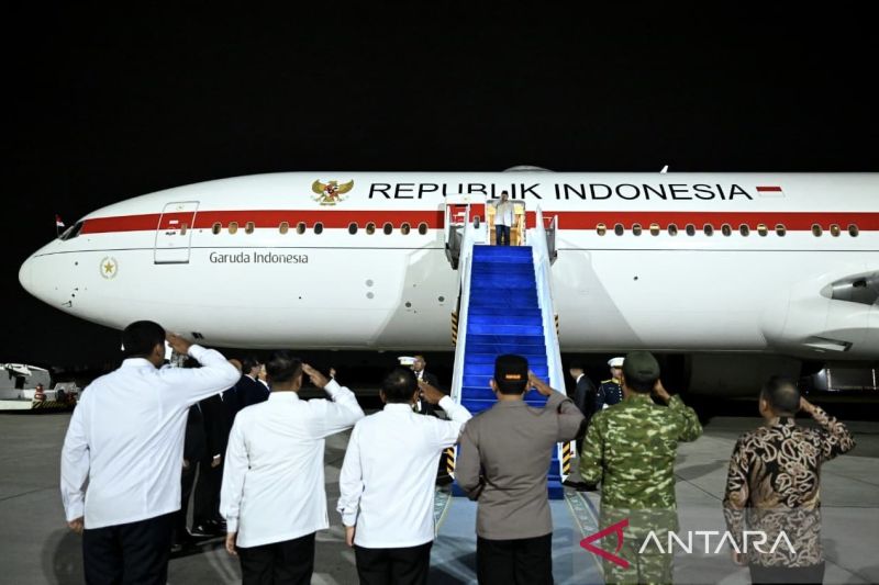 Presiden Prabowo Subianto memberikan salam hormat kepada jajaran menteri yang melepas keberangkatan dirinya ke Vladivostok, Rusia, di Pangkalan Udara TNI AU (Lanud) Halim Perdanakusuma, Jakarta, Selasa (1/9/2026). TelstraNews/Antara Presiden Prabowo Subianto memberikan salam hormat kepada jajaran menteri yang melepas keberangkatan dirinya ke Vladivostok, Rusia, di Pangkalan Udara TNI AU (Lanud) Halim Perdanakusuma, Jakarta, Selasa (1/9/2026). TelstraNews/Antara