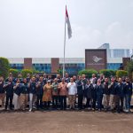 Sekretaris Jenderal DPP IKAL-Lemhannas Prof. Dr. Ir. Budi Susilo Soepandji, DEA., CES bersama para peserta pelatihan wawasan kebangsaan dan bela negara. Foto: TelstraNews.com/PR