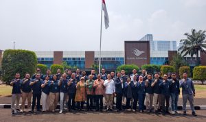 Sekretaris Jenderal DPP IKAL-Lemhannas Prof. Dr. Ir. Budi Susilo Soepandji, DEA., CES bersama para peserta pelatihan wawasan kebangsaan dan bela negara. Foto: TelstraNews.com/PR