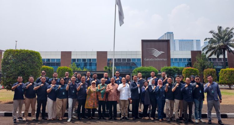 Sekretaris Jenderal DPP IKAL-Lemhannas Prof. Dr. Ir. Budi Susilo Soepandji, DEA., CES bersama para peserta pelatihan wawasan kebangsaan dan bela negara. Foto: TelstraNews.com/PR