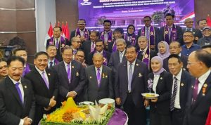Pemotongan tumpeng pada pelantikan dan pengukuhan alumni P2NK Lemhannas. Foto: TelstraNews.com/PR