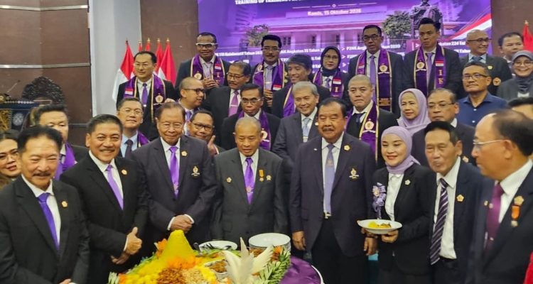 Pemotongan tumpeng pada pelantikan dan pengukuhan alumni P2NK Lemhannas. Foto: TelstraNews.com/PR