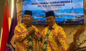 Laksma TNI (Purn.) Dr. Bambang Wahyudi (kanan) terpilih secara aklamasi sebagai Ketua Dewan Pimpinan Daerah Ikatan Alumni Lembaga Ketahanan Nasional Republik Indonesia (DPD IKAL Lemhannas) Provinsi Kepulauan Riau periode 2026–2031. Foto: Keprisatu.com