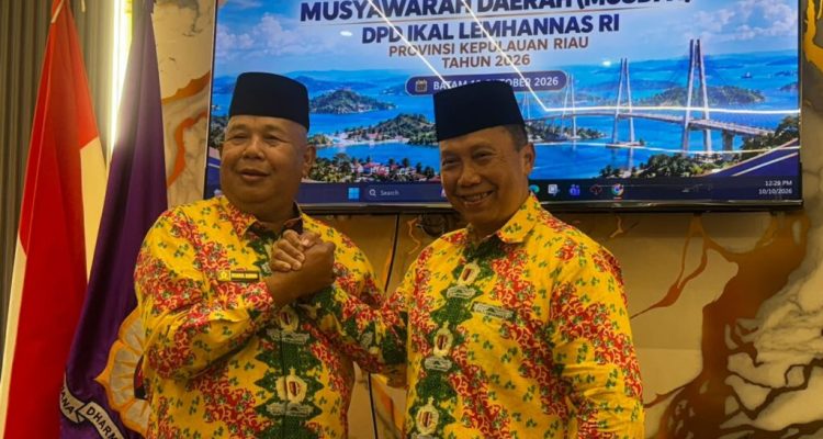 Laksma TNI (Purn.) Dr. Bambang Wahyudi (kanan) terpilih secara aklamasi sebagai Ketua Dewan Pimpinan Daerah Ikatan Alumni Lembaga Ketahanan Nasional Republik Indonesia (DPD IKAL Lemhannas) Provinsi Kepulauan Riau periode 2026–2031. Foto: Keprisatu.com